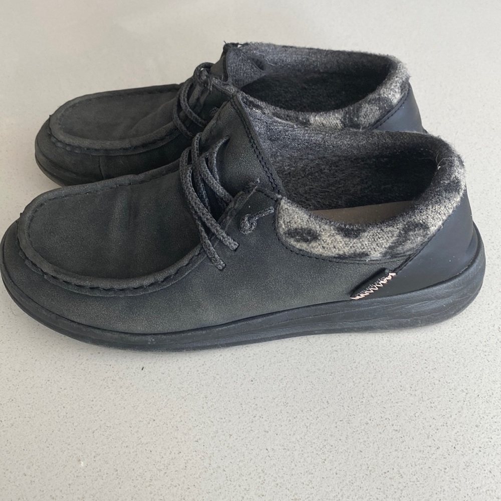 Hey dudes, black with grey cheetah print on the side, winter type